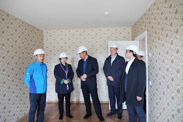 CEO of CGICOP-Bel Company Mr. Yang Lize informs the delegation about progress at the one of the social housing construction sites