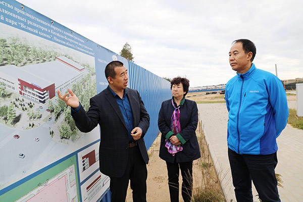 CEO of CGICOP-Bel Company Mr. Yang Lize informs the delegation about progress at the «SAS Industrial Radiator Plant» construction site, implemented by CGICOP-Bel company.